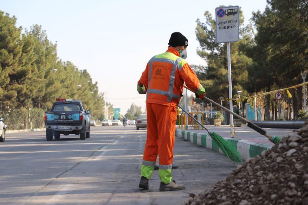 عکس کارگر شهرداری در لباس کار شهرداری شبرنگ دار نارنجی